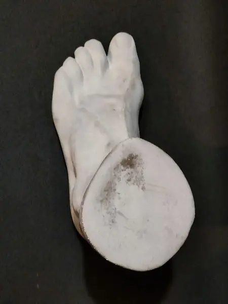 Foto de um(a) Escultura Fragmento Pé Masculino, Década de 2020, da categoria de Escultura. Escultura, fragmento em cimento do pé esquerdo masculino ricamente detalhado, década de 2020 A: 19,5 cm L: 26,5 cm P: 11 cm... Mostrado de uma perspectiva diferente. Vendido no marketplace Trésors.