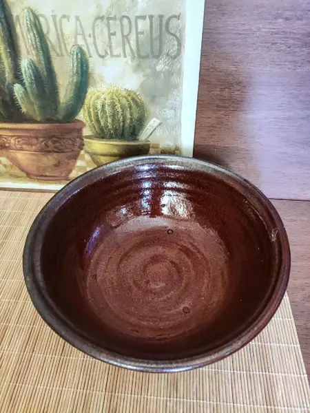Foto de um(a) Bowl Cerâmica anos 40, da categoria de Travessas e tigelas. Bowl em cerâmica vitrificada, década de 1940. A: 8 cm Diâmetro: 23,5 cm peso: 1,100 kg. Mostrado de uma perspectiva diferente. Vendido no marketplace Trésors.