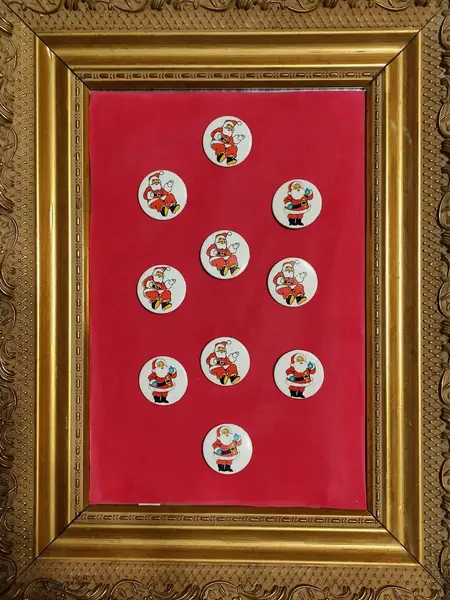 Foto de um(a) Combo Broches Papai Noel Anos 90, da categoria de Outros colecionáveis. Combo com 10 broches de papai noel, década de 1990 Diâmetro: 3,7 cm peso: 47 g. Mostrado de uma perspectiva diferente. Vendido no marketplace Trésors.