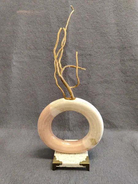 Foto de um(a) Castiçal Ou Vaso em Cerâmica e Granito, Winter Studio, Década de 1990, da categoria de Castiçais. Vaso solitário ou castiçal e cerâmica de alta temperatura com base em granito e cantoneira em latão. Fabricado pela winter... Mostrado de uma perspectiva diferente. Vendido no marketplace Trésors.