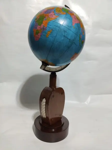 Foto de um(a) Globo Náutico, da categoria de Globos. Globo terrestre de mesa tendo um moitão roldana como base peça única pelo designer marcelus ribas A: 35 cm D globo: 13 cm D... Mostrado de uma perspectiva diferente. Vendido no marketplace Trésors.