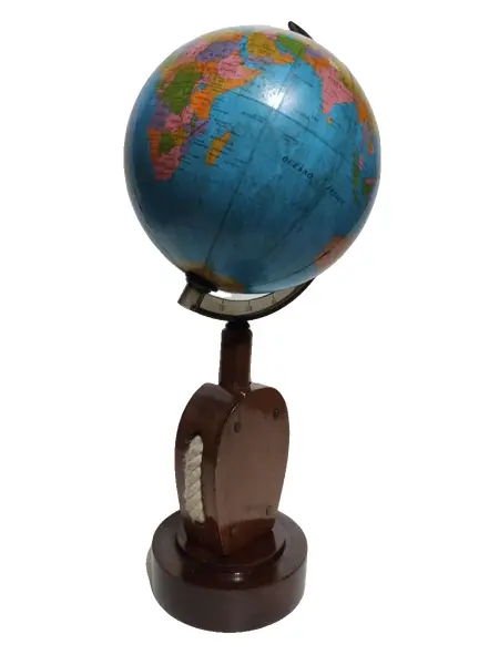 Foto de um(a) Globo Náutico, da categoria de Globos. Globo terrestre de mesa tendo um moitão roldana como base peça única pelo designer marcelus ribas A: 35 cm D globo: 13 cm D... Vendido no marketplace Trésors.