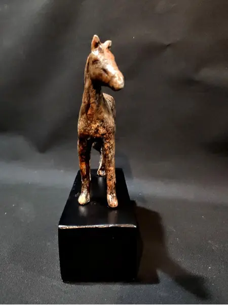 Foto de um(a) Escultura Horse, da categoria de Escultura. Escultura horse em cerâmica com pátina ferrugem craquelada e base em madeira ebanizada. Peça única pelo designer marcelus... Mostrado de uma perspectiva diferente. Vendido no marketplace Trésors.