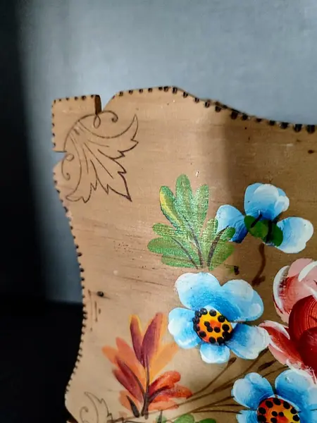 Foto de um(a) Caixa de Costura em Pinho Natural, Década de 1940, da categoria de Cestos e Caixas. Caixa de costura dos anos 1940: em pinho natural, pintura com motivo floral e borda pirogravada. Com diferencial da... Mostrado de uma perspectiva diferente. Vendido no marketplace Trésors.