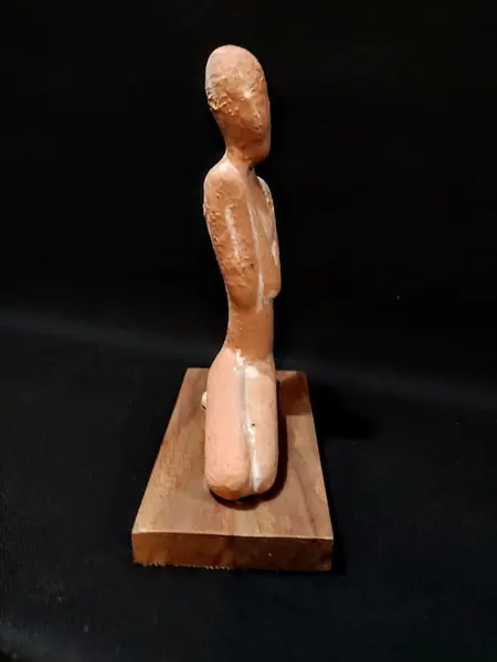 Foto de um(a) Escultura Terracota Provençal, da categoria de Escultura. Escultura feminina em técnica mista com pátina terracota provençal e base em madeira natural. Autor: marcelus ribas, peça... Mostrado de uma perspectiva diferente. Vendido no marketplace Trésors.