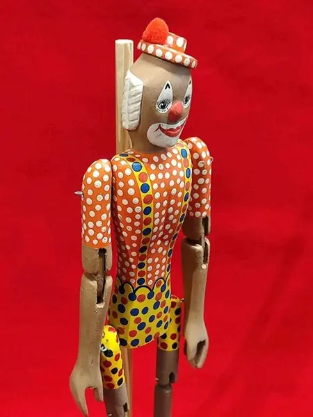 Foto de um(a) Palhaço Articulado em Madeira Policromada, Arte Nordestina, Década de 1980, da categoria de Modelos e estatuetas. Palhaço articulado em madeira policromada com suporte e gancho para pendurar, década de 1980 arte nordestinada reconhecida... Mostrado de uma perspectiva diferente. Vendido no marketplace Trésors.