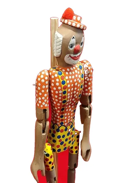 Foto de um(a) Palhaço Articulado em Madeira Policromada, Arte Nordestina, Década de 1980, da categoria de Modelos e estatuetas. Palhaço articulado em madeira policromada com suporte e gancho para pendurar, década de 1980 arte nordestinada reconhecida... Vendido no marketplace Trésors.