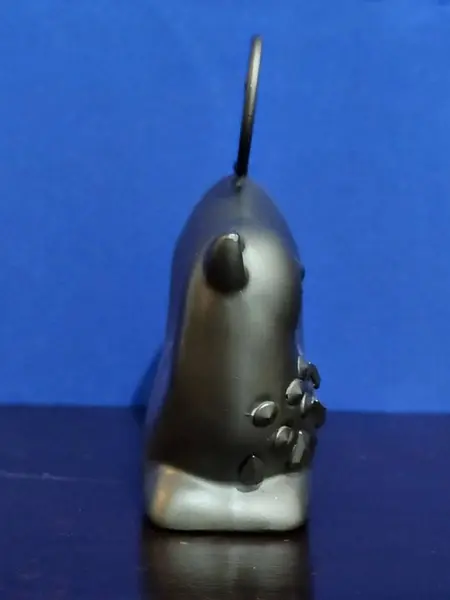 Foto de um(a) Cerâmica Cat Anos 80, da categoria de Modelos e estatuetas. Gato em cerâmica com pátina bronze e rabo em metal, década de 1980 A: 15 cm P: 5,5 cm L: 23,5 cm peso: 446 g. Mostrado de uma perspectiva diferente. Vendido no marketplace Trésors.