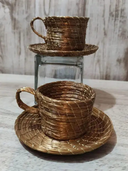 Foto de um(a) Par de Xícaras Capim Dourado, da categoria de Xícaras. Par de xícaras decorativas em capim dourado fabricados no jalapão-to. A: 3,5 cm Diâmetro: 4,7 cm Pires: 9 cm peso do par:... Mostrado de uma perspectiva diferente. Vendido no marketplace Trésors.