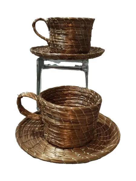 Foto de um(a) Par de Xícaras Capim Dourado, da categoria de Xícaras. Par de xícaras decorativas em capim dourado fabricados no jalapão-to. A: 3,5 cm Diâmetro: 4,7 cm Pires: 9 cm peso do par:... Vendido no marketplace Trésors.