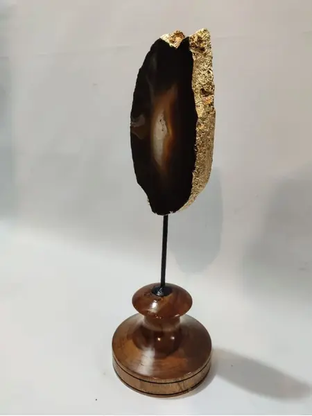 Foto de um(a) Escultura Ágata e Folha de Ouro, da categoria de Escultura. Escultura em ágata marrom com folheação em ouro, haste em ferro e base torneada em madeira, ano 2022 pega única pelo... Mostrado de uma perspectiva diferente. Vendido no marketplace Trésors.
