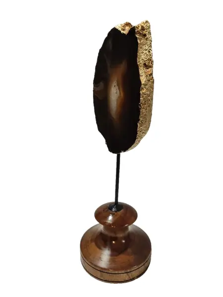 Foto de um(a) Escultura Ágata e Folha de Ouro, da categoria de Escultura. Escultura em ágata marrom com folheação em ouro, haste em ferro e base torneada em madeira, ano 2022 pega única pelo... Vendido no marketplace Trésors.