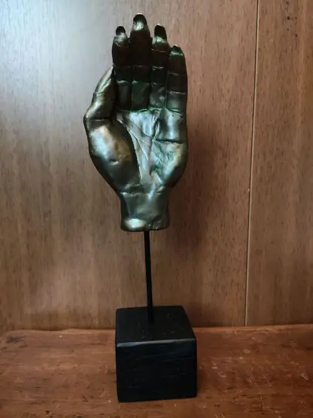 Foto de um(a) Escultura Hand, da categoria de Escultura. Escultura em resina com pátina bronze oxidada, haste em metal e base em madeira ebanizada. Peça única pelo designer marcelus... Mostrado de uma perspectiva diferente. Vendido no marketplace Trésors.