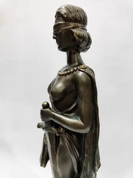 Foto de um(a) Escultura Deusa Themis, Símbolo da Justiça, da categoria de Escultura. Escultura da divindade grega da deusa themis, personifica o símbolo da justiça. Feita em pó de mármore com pátina bronze... Mostrado de uma perspectiva diferente. Vendido no marketplace Trésors.
