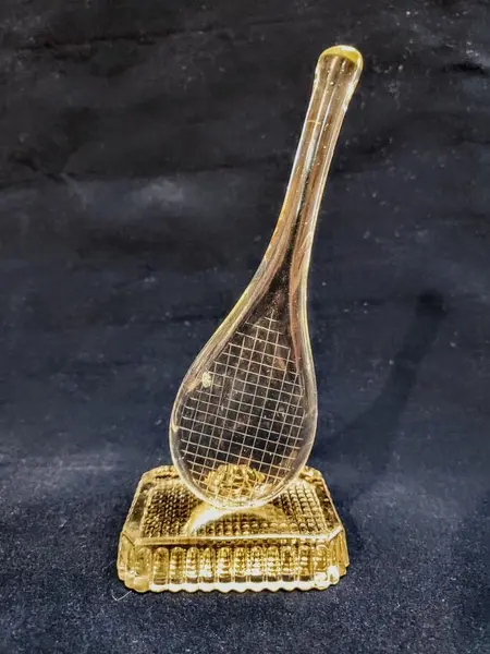 Foto de um(a) Escultura Raquete em Vidrão, Década de 1970, da categoria de Escultura. Escultura raquete em vidrão com base também em vidrão, década de 1970. A: 22 cm / L: 9 cm / P: 6,5 cm Peso: 500 g. Mostrado de uma perspectiva diferente. Vendido no marketplace Trésors.