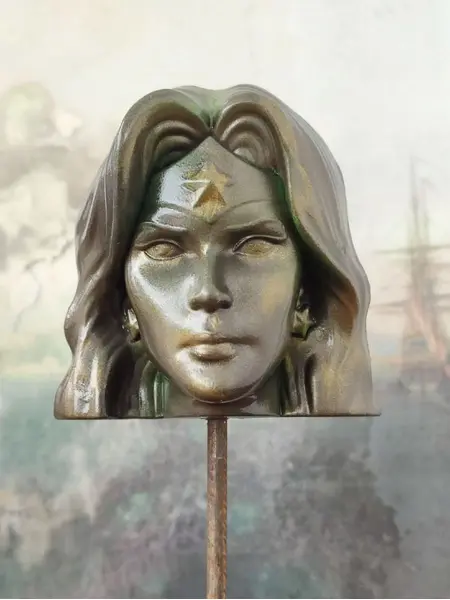 Foto de um(a) Escultura Wonder Woman Dc Comics, da categoria de Escultura. Escultura mulher maravilha dc comics: em técnica mista com acabamento em pátina bronze oxidado e cubo de madeira ebanizada... Mostrado de uma perspectiva diferente. Vendido no marketplace Trésors.