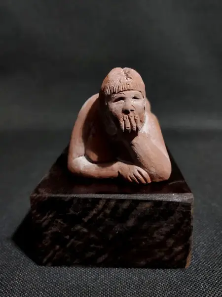 Foto de um(a) Escultura Terracota e Canela, da categoria de Escultura. Escultura terracota com base em canela maciça autor desconhecido. A: 5 cm L: 11 cm P: 6 cm Base: 12 x 3,5 x 7 cm Peso: 360... Mostrado de uma perspectiva diferente. Vendido no marketplace Trésors.