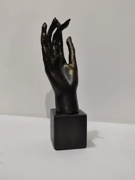 Foto de um(a) Escultura Mão em Resina, Ano 2020, da categoria de Escultura. Escultura de mão em resina com pátina bronze oxidado, base em cubo de madeira ebanizada. Peça única pelo designer marcelus... Mostrado de uma perspectiva diferente. Vendido no marketplace Trésors.