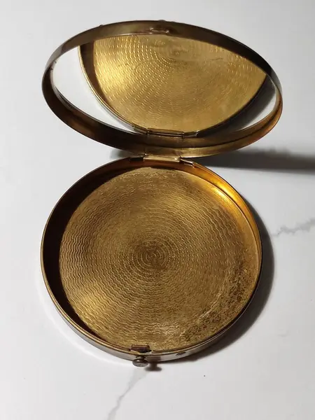 Foto de um(a) Caixa de Pó de Arroz em Latão, Década de 1940, da categoria de Outros colecionáveis. Caixa de pó de arroz em latão, tampa com filigrana e incrustação de pedras sintéticas multicores. Espelho original com... Mostrado de uma perspectiva diferente. Vendido no marketplace Trésors.
