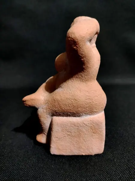 Foto de um(a) Escultura Terracota, da categoria de Escultura. Escultura feminina em terracota cor natural. Autor: marcelus ribas A: 12 cm L: 7 cm P: 8 cm Peso: 430 g. Mostrado de uma perspectiva diferente. Vendido no marketplace Trésors.