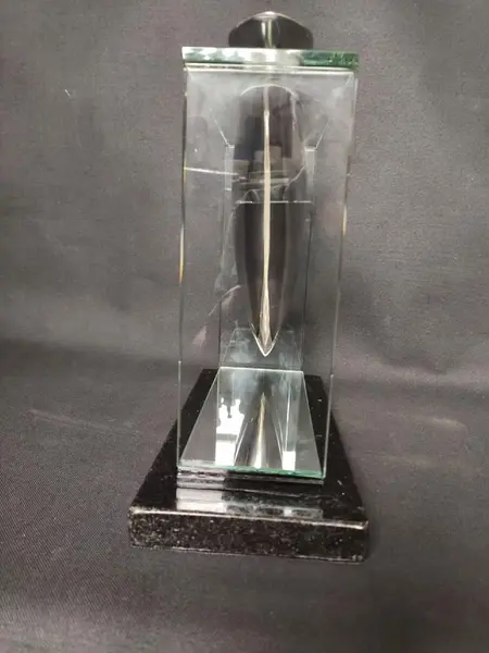 Foto de um(a) Escultura Glass, da categoria de Escultura. Escultura usando vidro 8mm como moldura e espelho na base para um elemento fundido em alumínio fundido, fechando com uma... Mostrado de uma perspectiva diferente. Vendido no marketplace Trésors.