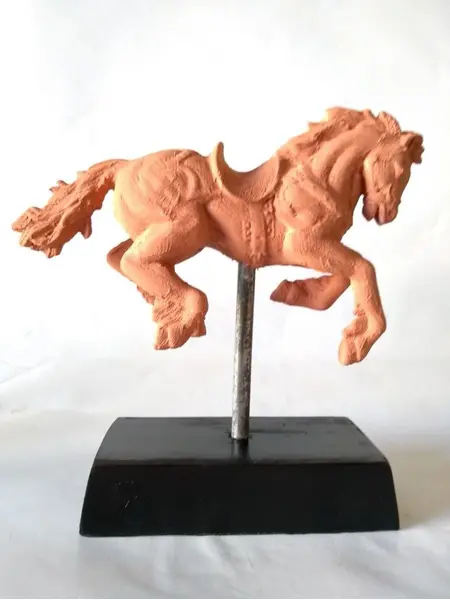 Foto de um(a) Escultura Equina, da categoria de Escultura. Escultura equina em técnica mista (patina e terracota) com base em madeira. A = 21cm L = 21cm Peso = 642g. Mostrado de uma perspectiva diferente. Vendido no marketplace Trésors.