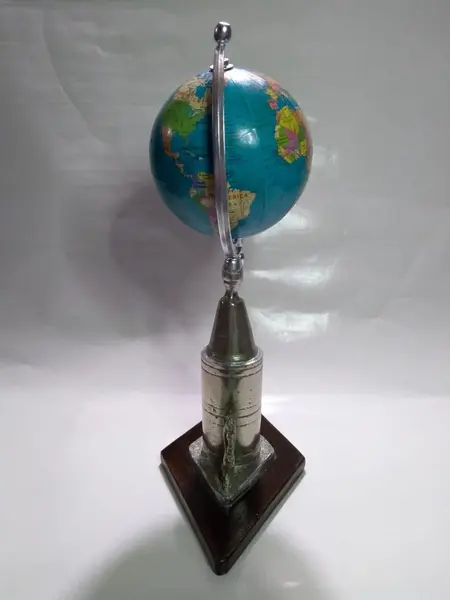 Foto de um(a) Globo Leões, da categoria de Globos. Globo em metal niquelado com dois leões na base e madeira. A: 29cm D: 10cm peso: 660g. Mostrado de uma perspectiva diferente. Vendido no marketplace Trésors.