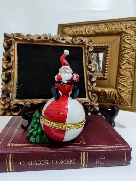 Foto de um(a) Porta Jóias Natalino Anos 90, da categoria de Porta-Jóias. Porta joias natalino em porcelana policromada e fecho de latão, década de 1990. A: 11 cm Diâmetro: 6 cm Peso: 144 g. Mostrado de uma perspectiva diferente. Vendido no marketplace Trésors.