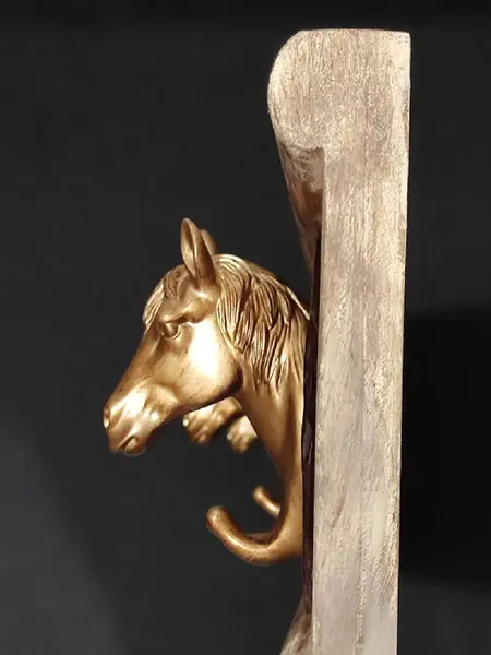 Foto de um(a) Cabideiro Horse, da categoria de Cabideiros e porta-chapéus. Cabideiro com cabeças de cavalos para complementar com suas ferraduras tudo sobre madeira de cerejeira envelhecida. Peça... Mostrado de uma perspectiva diferente. Vendido no marketplace Trésors.