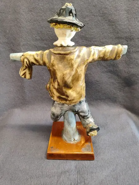Foto de um(a) Espantalho em Cerâmica Policromada, Cerâmica Artística Barbosa, Década de 1970, da categoria de Modelos e estatuetas. Espantalho de cerâmica policromada e vitrificada. Fabricante cerâmica artística barbosa - sp, decada de 1970 A: 40 cm L: 19... Mostrado de uma perspectiva diferente. Vendido no marketplace Trésors.