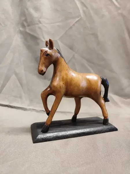 Foto de um(a) Escultura Cavalo em Madeira, Década de 2000, da categoria de Escultura. Escultura cavalo em movimento: em madeira, esculpida a mão, assinatura em forma de marca tipo ferro de gano. Base em... Mostrado de uma perspectiva diferente. Vendido no marketplace Trésors.
