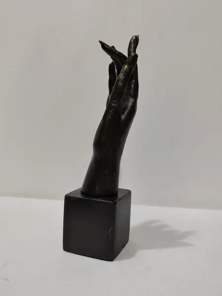 Foto de um(a) Escultura Mão em Resina, Ano 2020, da categoria de Escultura. Escultura de mão em resina com pátina bronze oxidado, base em cubo de madeira ebanizada. Peça única pelo designer marcelus... Mostrado de uma perspectiva diferente. Vendido no marketplace Trésors.