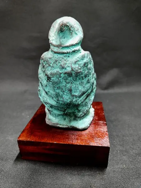 Foto de um(a) Escultura Paixão Cortês, da categoria de Escultura. Escultura em resina com pátina azinhabrada, com base em madeira. Um múltiplo que representa a tradição gaúcha marcada pelo... Mostrado de uma perspectiva diferente. Vendido no marketplace Trésors.