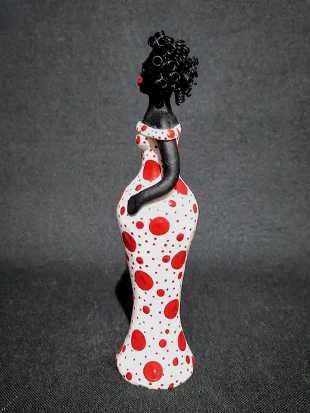 Foto de um(a) Escultura Woman Afro-Brasileira, Década de 2010, da categoria de Escultura. Arte popular afro-brasileira em cerâmica policromada e cabelos com molinhas de metal. Nordeste brasileiro, década de 2010.... Mostrado de uma perspectiva diferente. Vendido no marketplace Trésors.