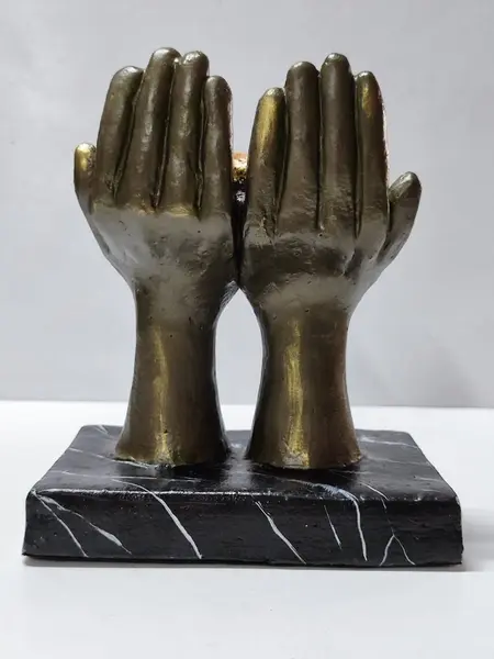 Foto de um(a) Escultura Terracota Coração Nas Mãos, Peça Única, Década de 1990, da categoria de Escultura. Escultura em terracota com pátina bronze, coração em mármore e borda com folha de ouro e por fim a base marmorizada. Peça... Mostrado de uma perspectiva diferente. Vendido no marketplace Trésors.