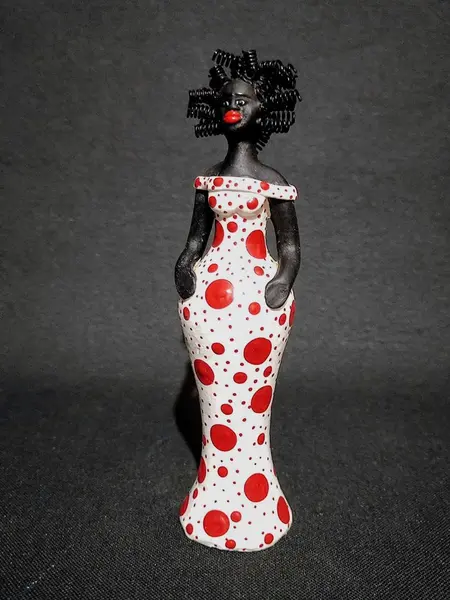 Foto de um(a) Escultura Woman Afro-Brasileira, Década de 2010, da categoria de Escultura. Arte popular afro-brasileira em cerâmica policromada e cabelos com molinhas de metal. Nordeste brasileiro, década de 2010.... Mostrado de uma perspectiva diferente. Vendido no marketplace Trésors.