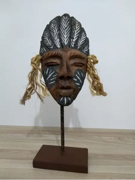 Foto de um(a) Escultura Indígena, da categoria de Escultura. Escultura com tema indígena em terracota com adereços em sisal e base em madeira. Peça única pelo designer marcelus ribas.... Mostrado de uma perspectiva diferente. Vendido no marketplace Trésors.
