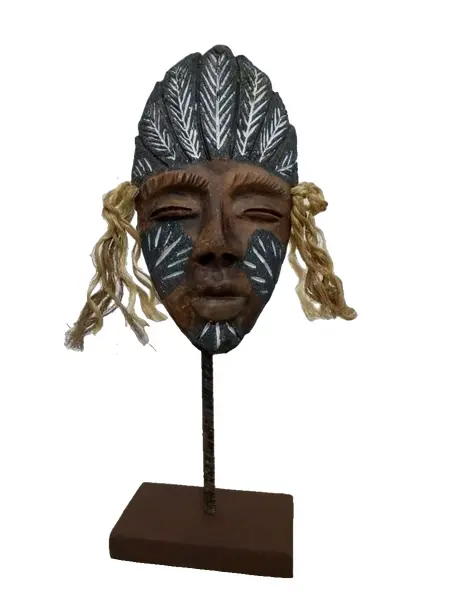 Foto de um(a) Escultura Indígena, da categoria de Escultura. Escultura com tema indígena em terracota com adereços em sisal e base em madeira. Peça única pelo designer marcelus ribas.... Vendido no marketplace Trésors.