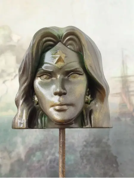Foto de um(a) Escultura Toy Art Wonder Woman Dc Comics, da categoria de Escultura. Escultura mulher maravilha dc comics: em técnica mista com acabamento em pátina bronze oxidado e cubo de madeira ebanizada... Mostrado de uma perspectiva diferente. Vendido no marketplace Trésors.