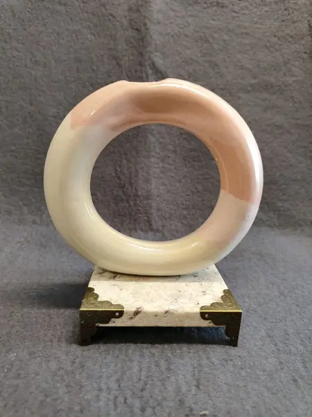 Foto de um(a) Castiçal Ou Vaso em Cerâmica e Granito, Winter Studio, Década de 1990, da categoria de Castiçais. Vaso ou castiçal em cerâmica de alta temperatura com base em granito e cantoneira em latão. Fabricado pela winter studio,... Mostrado de uma perspectiva diferente. Vendido no marketplace Trésors.