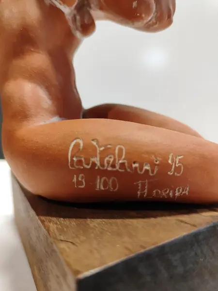 Foto de um(a) Escultura em Terracota, Artista Dante Castelani, 1995, da categoria de Escultura. Escultura em terracota tendo como tema figura feminina com base emmadeira. Artista é dante castelani datada de 1995,... Mostrado de uma perspectiva diferente. Vendido no marketplace Trésors.