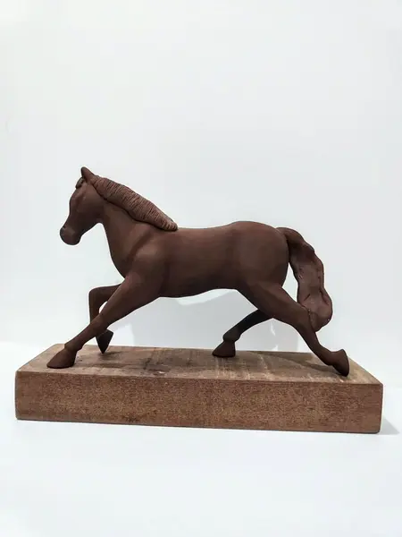 Foto de um(a) Escultura Equina. Mr, da categoria de Escultura. Cavalo em técnica mista com camada de resina líquida e pátina na cor madeira, base em made de demolição. Peça única pelo... Mostrado de uma perspectiva diferente. Vendido no marketplace Trésors.
