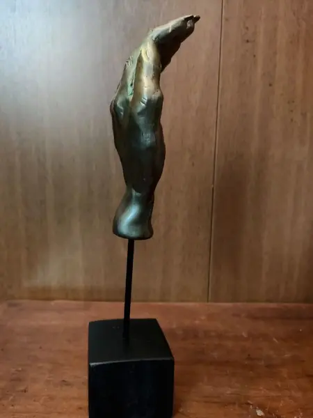 Foto de um(a) Escultura Hand, da categoria de Escultura. Escultura em resina com pátina bronze oxidada, haste em metal e base em madeira ebanizada. Peça única pelo designer marcelus... Mostrado de uma perspectiva diferente. Vendido no marketplace Trésors.