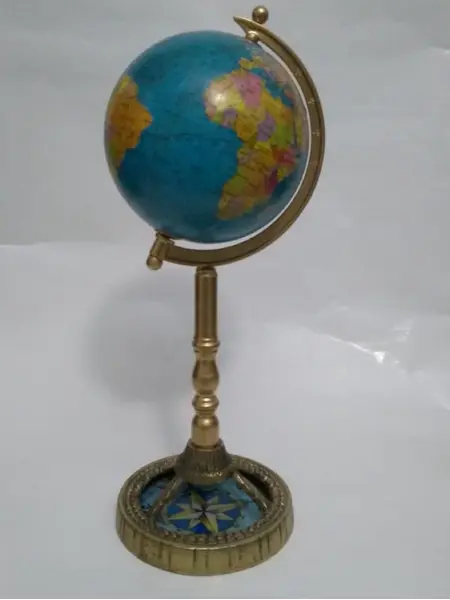 Foto de um(a) Globo Rosa Dos Ventos, da categoria de Globos. Globo terrestre rosa dos ventos: base em latão e madeira dourada torneada e rosa dos ventos como inspiração. peça única pelo... Mostrado de uma perspectiva diferente. Vendido no marketplace Trésors.