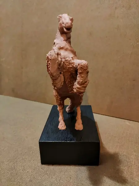 Foto de um(a) Escultura Equina, da categoria de Escultura. Escultura equina em técnica mista com pátina terracota e base em madeira ebanizada. Peça única pelo artista marcelus ribas... Mostrado de uma perspectiva diferente. Vendido no marketplace Trésors.