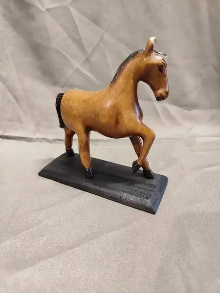 Foto de um(a) Escultura Cavalo em Madeira, Década de 2000, da categoria de Escultura. Escultura cavalo em movimento: em madeira, esculpida a mão, assinatura em forma de marca tipo ferro de gano. Base em... Mostrado de uma perspectiva diferente. Vendido no marketplace Trésors.