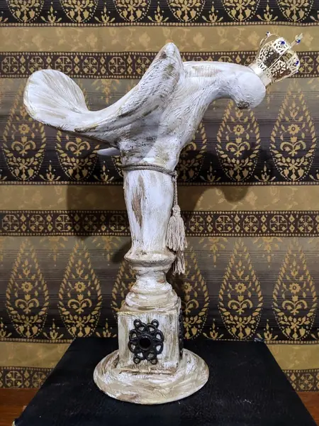 Foto de um(a) Divino Espírito Santo em Madeira, da categoria de Objetos religiosos e espirituais. Divino Espírito Santo em madeira e cerâmica com coroa em metal dourado e pedras azuis. Base com arabescos em latão oxidado e... Mostrado de uma perspectiva diferente. Vendido no marketplace Trésors.