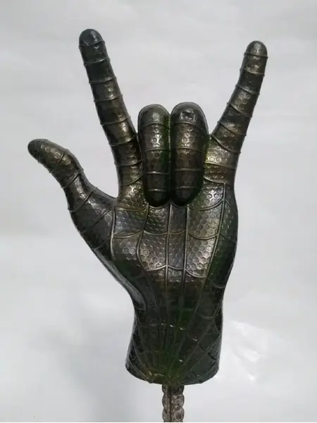 Foto de um(a) Escultura Spiderman / Homem Aranha - Marvel Comics Universe, da categoria de Escultura. Spiderman: escultura em técnica mista com pátina bronze oxidado, haste vergalhão e cubo em madeira ebanizada como base. ... Mostrado de uma perspectiva diferente. Vendido no marketplace Trésors.