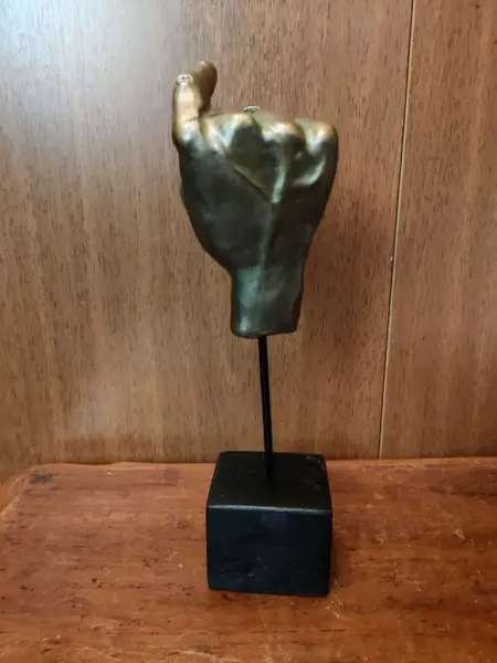 Foto de um(a) Escultura Mão, da categoria de Escultura. Escultura em resina com pátina bronze oxidada, haste em metal e base de madeira ebanizada peça única pelo designer marcelus... Mostrado de uma perspectiva diferente. Vendido no marketplace Trésors.