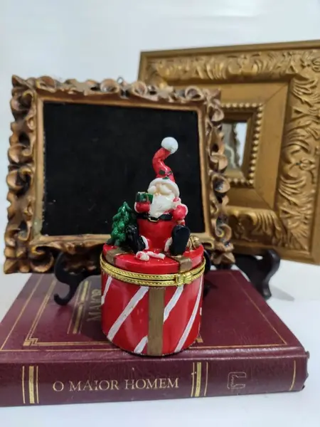 Foto de um(a) Porta Jóias Natalino Anos 90, da categoria de Porta-Jóias. Porta jóias papai noel em porcelana policromada com fecho em latão, década de 1990 A: 10 cm A do porta joias: 3,5 cm... Mostrado de uma perspectiva diferente. Vendido no marketplace Trésors.